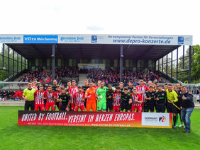 Das gemeinsame "United-by-football"-Foto vor dem Anpfiff mit den Mannschaften TSV Eintracht Stadtallendorf und Kickers Offenbach. Foto: Eintracht Stadtallendorf