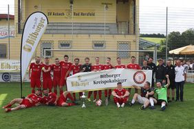 Pokalspielleiter Thomas Becker (Bosserode, rechts) mit dem siegreichen Team Niederaula/Kerspenhausen nach der Siegerehrung.
Foto: Kost-Siepl nh