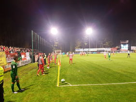 Der TSV Steinbach siegte unter heimischen Flutlicht gegen den OFC. Foto: Kreuzinger