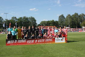 Das gemeinsame "United-by-football"-Foto vor dem Krombacher Hessenpokalfinale 2018 mit den Mannschaften des TSV Steinbach und KSV Hessen Kassel. Foto: Läpple