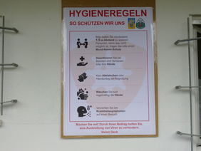 Die neuen „Spielregeln“ für Zuschauer kurz und prägnant zusammenge-fasst auf einem Hinweisschild der SG Bad Soden.