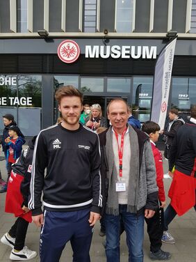 Fußballheld Maik Leidorf (links) mit dem Landesehrenamtsbeauftragten Thomas Becker
erlebten ein großartiges Spiel im Frankfurter Deutsche Bank Park.