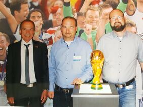 Erinnerungsfoto mit dem Original WM-Pokal: Tobias Bornschier vom TSV Richelsdorf (rechts) mit
seinem Bruder Thorsten und dem Landesehrenamtsbeauftragter Thomas Becker (Bosserode) (links). Foto: DFB nh