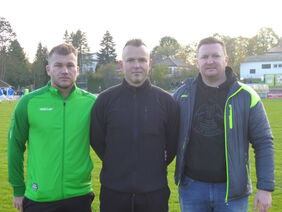Sodens Vorstandsmitglied Wladimir Römmich fungiert vorübergehend nunmehr auch als Coach der Verbandsligamannschaft, hier mit seinen Co-Trainern Mustafa Türksoy und Max Tautorat (von rechts nach links).