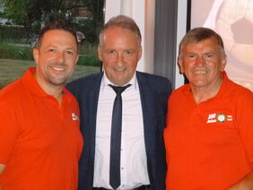 Kultschiri Lutz Wagner mit den beiden Breitenbacher Vorstandsmitgliedern Florian Seelig (links) und Bernd Leipold. 