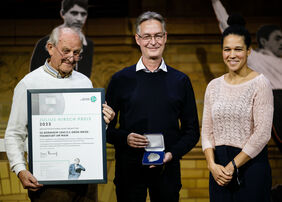 Dr. Harald Seehausen (li.) und Jürgen Holzapfel bei der Preisverleihung mit Celia Sasic. Foto: getty images