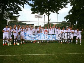 Die Hessenpokalsieger des FSV Frankfurt feiern. Foto: FSV Frankfurt