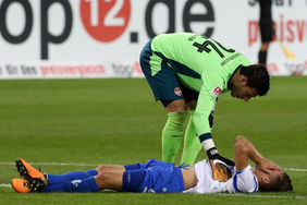 FCK Torhüter Marius Müller versucht einen einen Darmstädter Spieler zu trösten. Foto: Getty Images