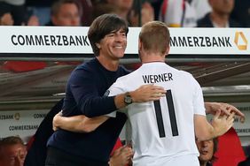 Doppeltorschütze Timo Werner bekommt ein Sonderlob von Bundestrainer Joachim Löw. Foto: getty images