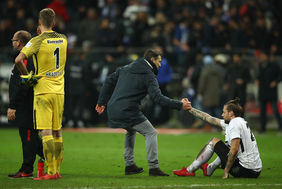 Eintracht Coach Niko Kovac hilft Marco Russ nach dem unglücklichen Ausgleich wieder auf die Beine. Foto: Getty Images
