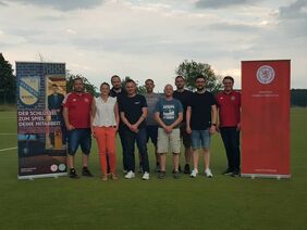 Gruppenfoto der SG Versbachtal mit Mitarbeitern des Hessischen Fußball-Verbandes [Foto: HFV]