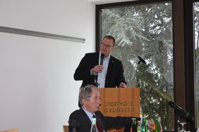 HFV-Präsident Stefan Reuß führte durch die Sitzung, vorne Ehrenpräsident Rolf Hocke.  Foto: Gast