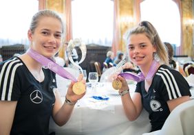 Lea Schneider (re.) freut sich über Ihre Goldmedaille. Foto: getty images
