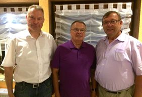 Rainer Boos (Mitte) mit HFV-Vizepräsident Torsten Becker (li.) und Verbandsschiedsrichterobmann Gerd Schugard. Foto: HFV