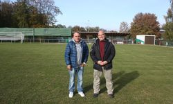  Jürgen Erlemann (li.) und Roger Barthelmes auf dem Rasenplatz des RSV Weyer.