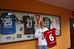 Der Sportliche Leiter des HFV, Dirk Reimöller, hat vielen jetzigen Bundesligastars das Einmaleins des Fußballs nähergebracht. In der Hand hält er das Trikot von HFV-Geschäftsstellenmitarbeiterin Saskia Matheis. Foto: Kreuzinger