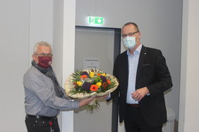 HFV-Präsident Stefan Reuß (re.) verabschiedet Gerhard Hilgers (li.). Foto: HFV