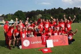 Der SC Hessen Dreieich jubelt über die Meisterschaft in der LOTTO Hessenliga und den Aufstieg in die Regionalliga Südwest. Foto: Gast