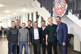 Urs Meier (4.v.r.) fühlte sich sichtlich wohl beim FSV Frankfurt, rechts Geschäftsführer Patrick Spengler. Foto: FSV