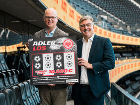 Gemeinsam stark für den Sport: Eintracht Vorstandssprecher Axel Hellmann (r.) und LOTTO Hessen Geschäftsführer Martin Blach.