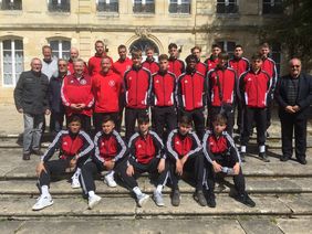 Die U16-Verbandsauswahl mit dem Delegationsteam und den Gastgebern vor der mondänen Geschäftsstelle des FC Girondins Bordeaux. [Foto: HFV]
