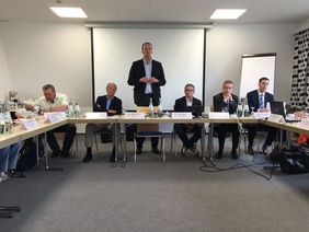 HFV-Präsident Stefan Reuß (stehend) eröffnete die Sitzung. Foto: Gast