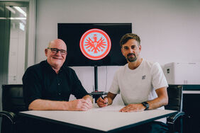 Sportdirektor Siegfried Dietrich (li.) mit Niko Arnautis. Foto: Eintracht Frankfurt