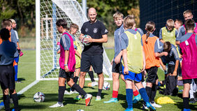 Auch Ex-Profi Benedikt Höwedes unterstütze bereits Jugendmannschaften im Rahmen des "besten Tages" am DFB-Campus [Foto: DFB]