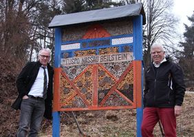 Klaus Udo Herrmann (li.) und Gerd Dietermann mit dem auffälligen Insektenhotel, das am Sportheim steht. Foto: Heiland