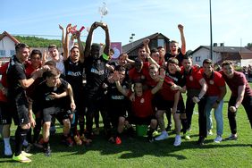 Die U19 des SV Wehen Wiesbaden feiert den Hessenpokalsieg 2017. Foto: Verein