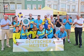 Alter und neuer Deutscher Meister im Blindenfußball: Die Sportfreunde Blau-Gelb Blista Marburg [Foto: Carsten Kobow]