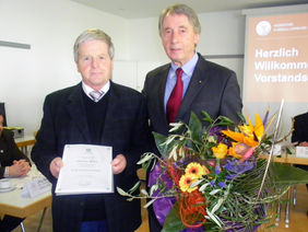 Der geehrte Werner Röhn mit HFV-Präsident Rolf Hocke, Foto: HFV