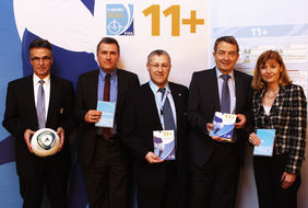 Verteter von DFB, FIFA und VBG freuen sich über die Kooperation.