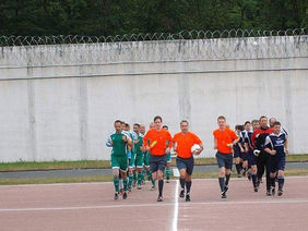 Fußball hinter hohen Mauern und Stacheldraht, Foto: SV Kiefer Darmstadt