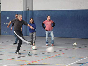 Die Journalisten in Grünberg am Futsal-Ball. Foto: HFV