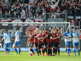 Die Eintracht-Spieler bejubeln das 1:0 nach einem Freitstoß von Bastian Oczipka. Foto: A2/Hartenfelser