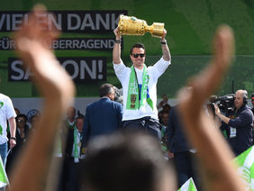 Wolfsburgs Kapitän Diego Benaglio präsentiert die Trophäe den VfL-Fans. Foto: getty images