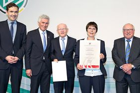 2016 ausgezeichnet in der Rubrik Resozialisierung - Gerd Mewes aus Hamburg (3vl) [Foto: S-H-S]