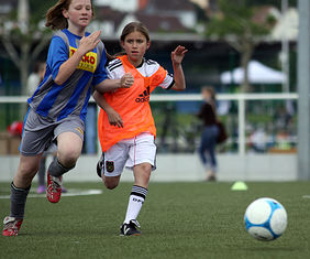Spielen mit Begeisterung Fußball: Mädchen in ganz Hessen. Foto: Peter Hartenfelser