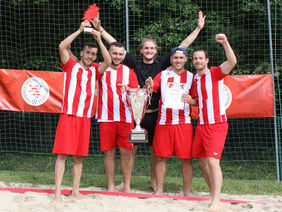 Die siegreichen "Frankfurter Jungs" mit ihrem Pokal. Foto: Nöthen
