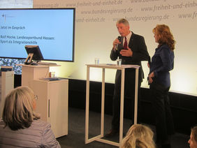 HFV-Präsident Rolf Hocke im Gespräch mit Moderatorin Angela Joosten. Foto: Messe