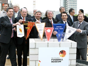 HFV-Präsident Rolf Hocke (mitte) und die Vertreter des Südens, Foto: DFB