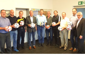 HFV-Präsident Rolf Hocke (4.v.l.) und HFV-Geschäftsführer Gerhard Hilgers (re.) mit Kreisfußballwart Jörn Metzler (2.v.r) und den Vertretern der TSG Oberbrechen. Foto: Gast