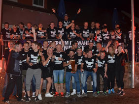 Die Steinbacher feiern ausgelassen die Verbandsligameisterschaft. Foto: Torgranate