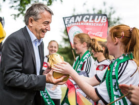 DFB-Präsident Wolfgang Niersbach brachte das Objekt der Begierde zu den Fans auf die Bezirkssportanlage in Frankfurt. Foto: getty images