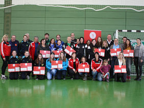18 Vereine nahmen in der Sportschule Grünberg Schecks für die Ausrichtung des "Tags des Mädchenfußballs" entgegen. Foto: HFV