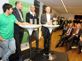 Staatssekretär Werner Koch und HFV-Präsident Rolf Hocke (sitzend, von rechts) verfolgen die Talkrunde, Foto: A2/Hartenfelser