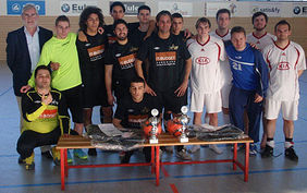 Die Finalisten aus Rüsselsheim (schwarze Spielkleidung) und Hornau (weiß) mit dem HFV-Vizepräsidenten für Fußballentwicklung, Walter Biba (links). Foto: privat