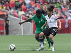 Celia Sasic (re.) erzielte drei Tore für Deutschland gegen die Elfenbeinküste. Foto: getty images