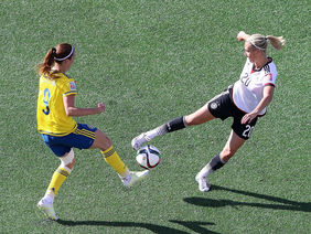 Lena Gößling im Zweikampf mit der Schwedin Kosovare Asllani. Foto: getty images